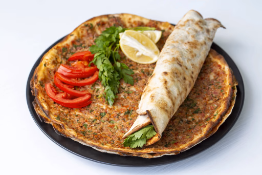 Lahmacun mit frischen Kräutern und Zitrone